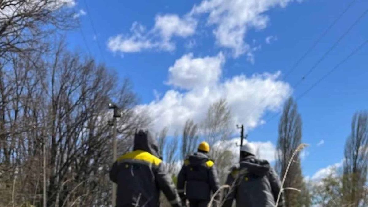 Київщина без світла: шквалистий вітер знеструмив 15 тисяч споживачів
