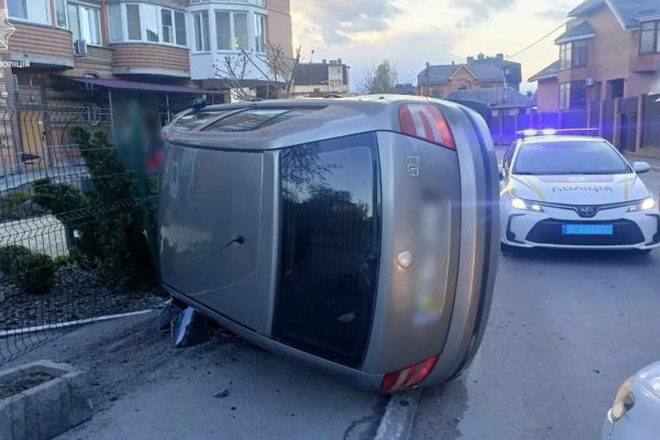 П’яний водій без прав перекинув Skoda у Святошині Києва