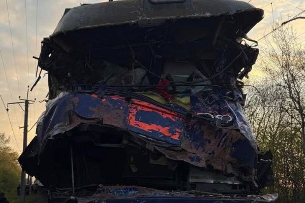 Трагічний інцидент у Львівській області: потяг Київ-Ужгород зіткнувся з автокраном