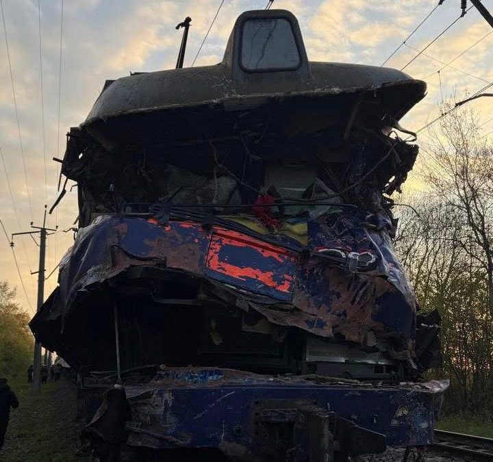 Трагічний інцидент у Львівській області: потяг Київ-Ужгород зіткнувся з автокраном