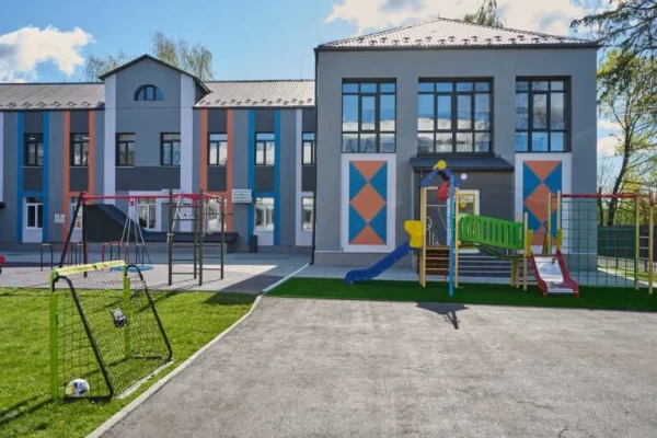 Київ відновлює освіту: у Гостомелі відкрили відновлену початкову школу