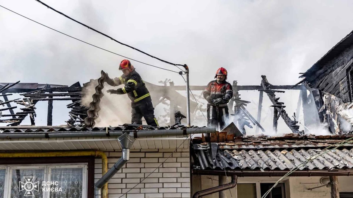 Пожежа у Голосіївському районі Києва: диван загорівся, вогонь перекинувся на дах