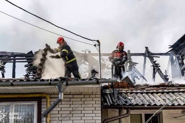 Пожежа у Голосіївському районі Києва: диван загорівся, вогонь перекинувся на дах