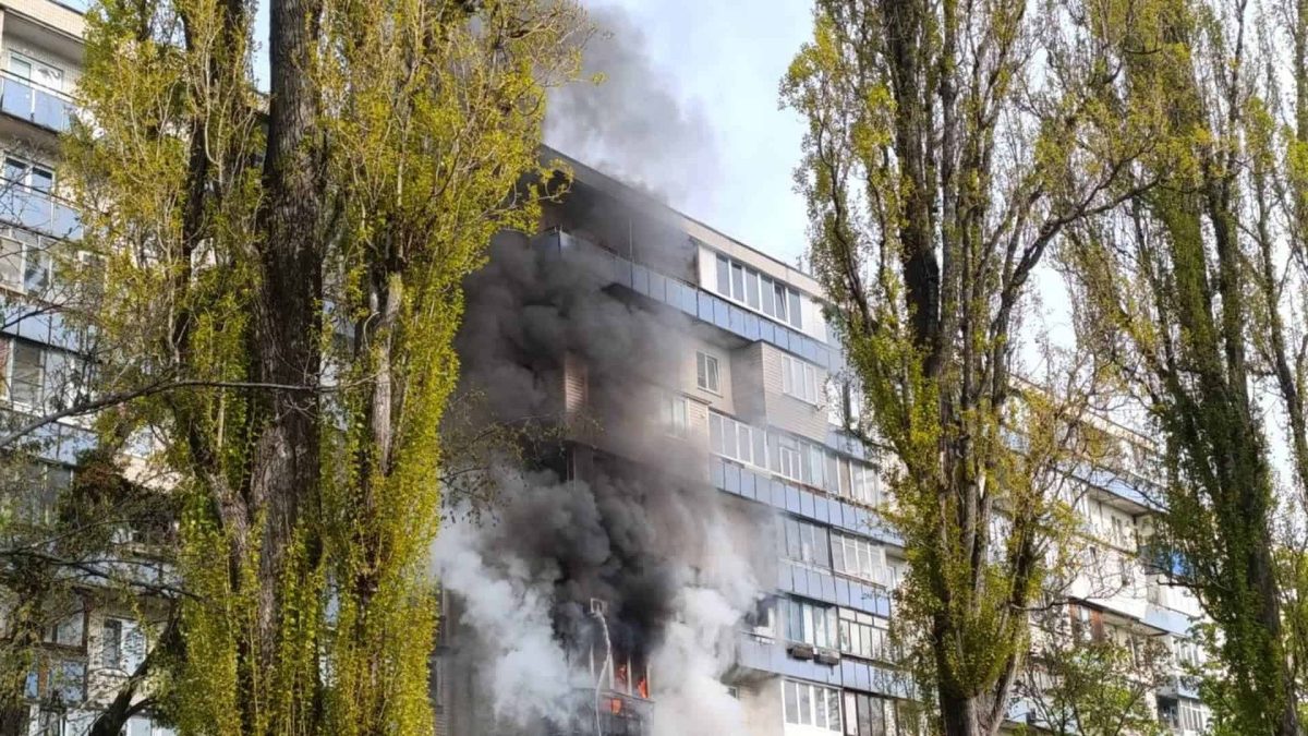 Пожежа на Кондратюка: рятувальники вивели 6 осіб з Київської дев’ятиповерхівки