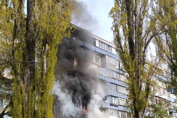 Пожежа на Кондратюка: рятувальники вивели 6 осіб з Київської дев’ятиповерхівки