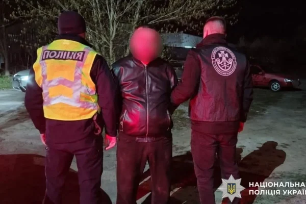 Київщина: затримали чоловіка за організацію вихідної схеми для ухилянтів