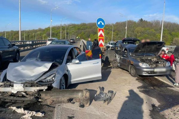 Трагедія на Дарницькому мосту: аварія з участю Tesla забрала життя жінки