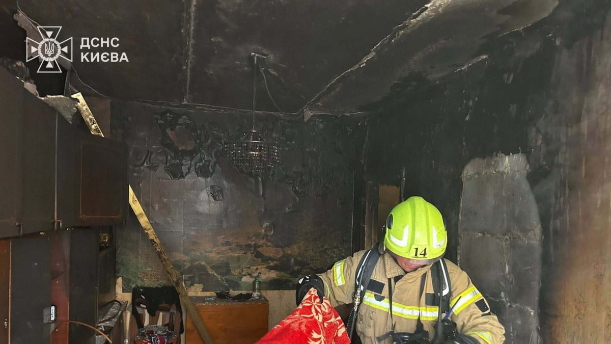 Пожежа на Подолі: загинула жінка, ще одну врятували у Києві