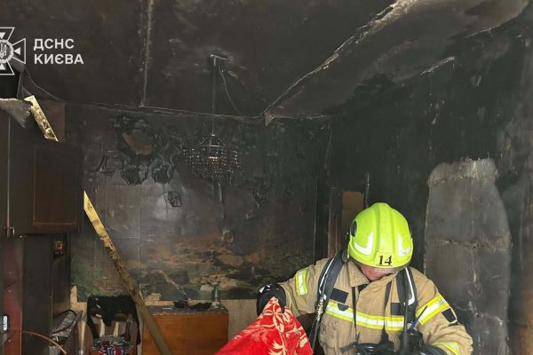 Пожежа на Подолі: загинула жінка, ще одну врятували у Києві