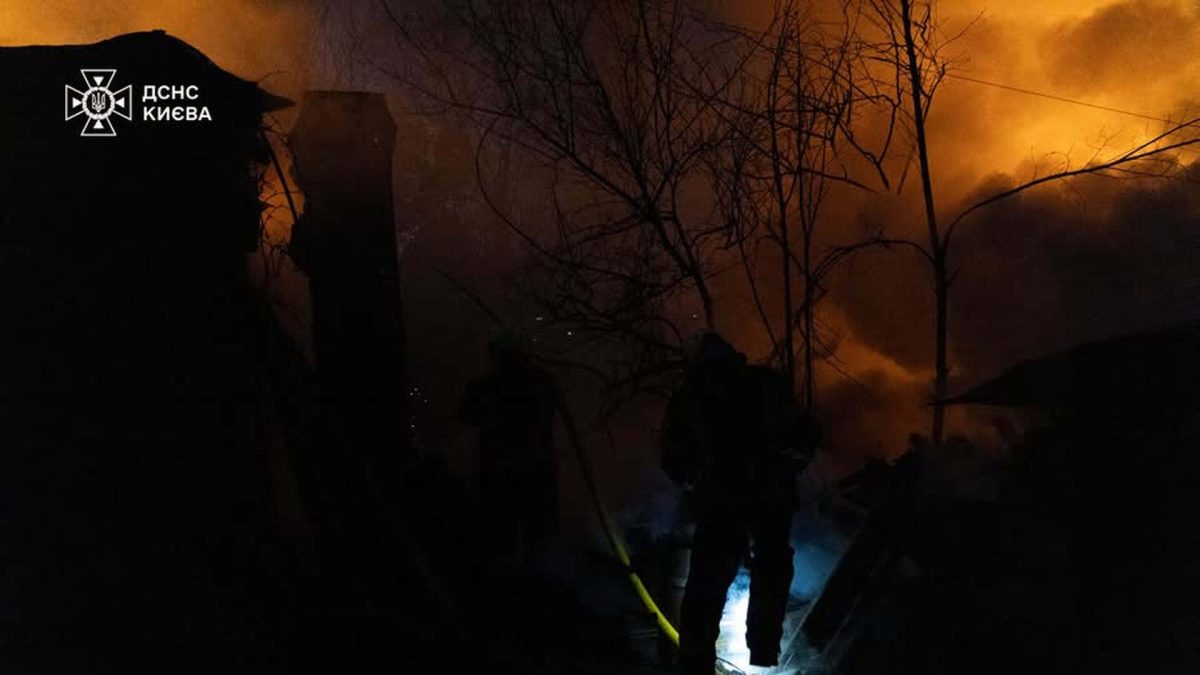 Пожежа в Києві: вогонь охопив три будинки на вулиці Юнкерова