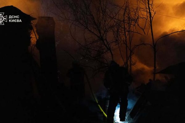 Пожежа в Києві: вогонь охопив три будинки на вулиці Юнкерова