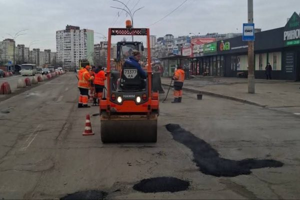 Київ: часткове перекриття проспекту Червоної Калини у травні