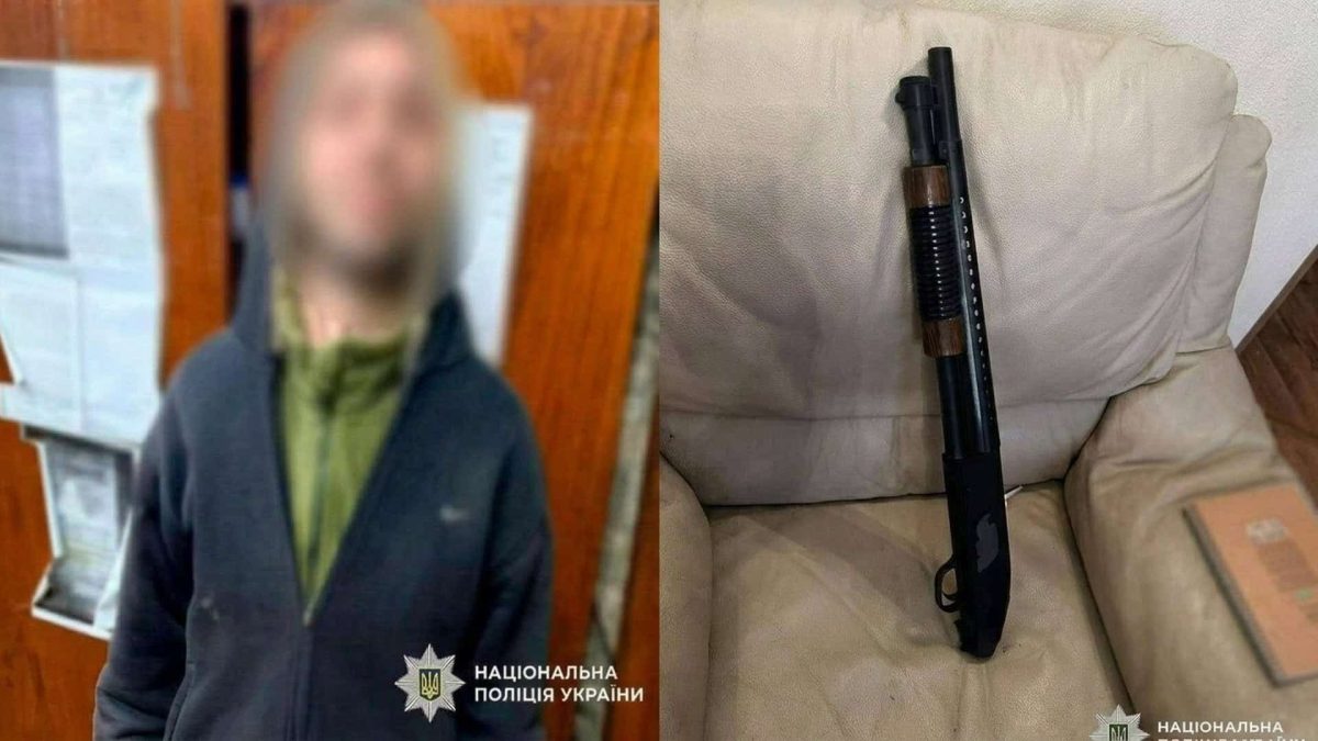 Військовий лякав покупців у Києві з іграшковою рушницею