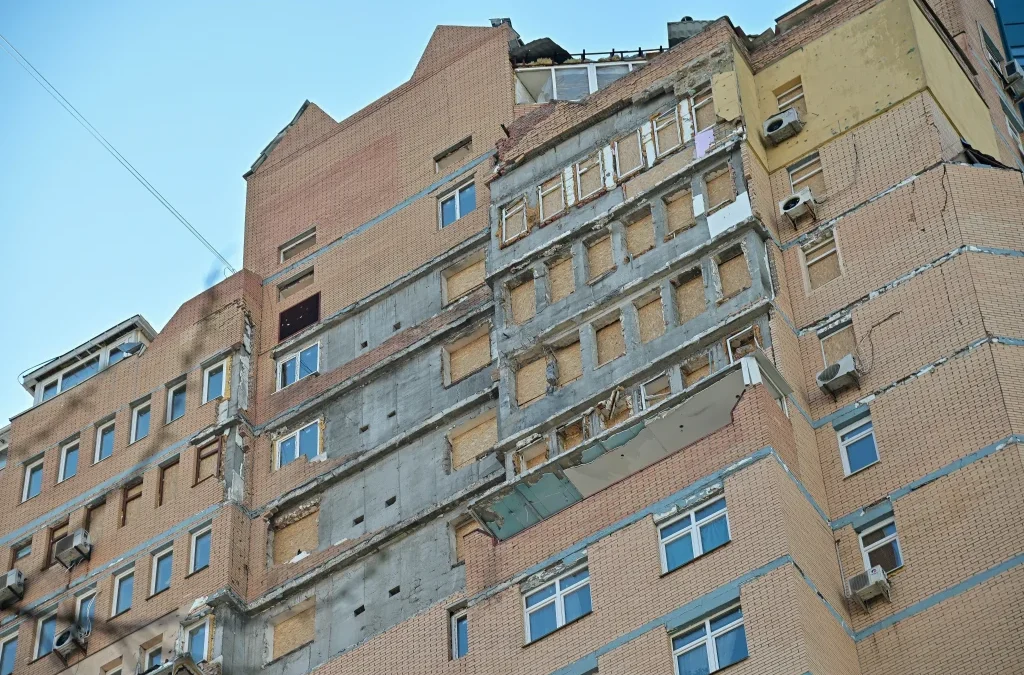 Київ: відновлення будинків після російських атак триває