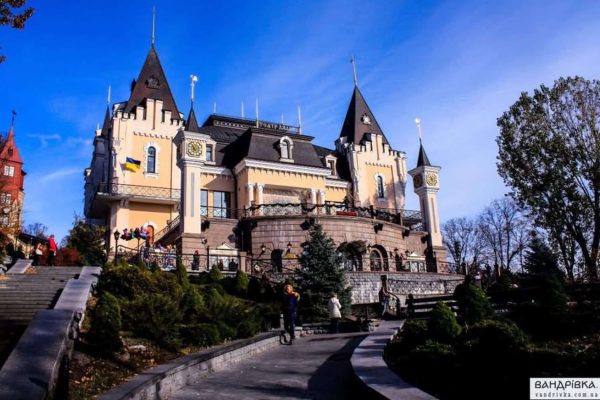 Київський театр ляльок: казковий палац над Грушевського