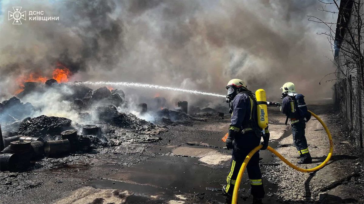 Пожежа в Шкарівці: 64 рятувальники ліквідували вогонь на підприємстві біля Києва