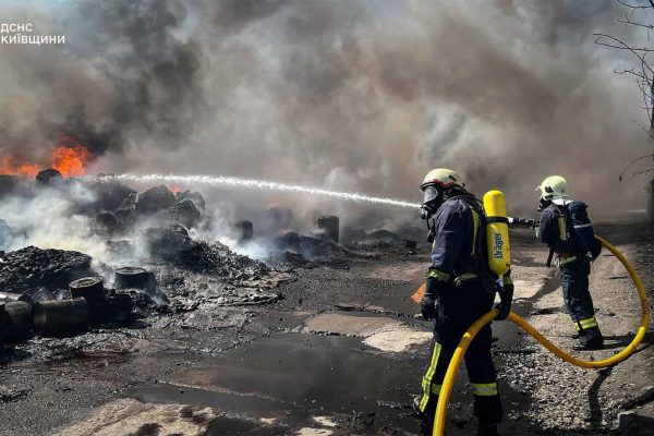 Пожежа в Шкарівці: 64 рятувальники ліквідували вогонь на підприємстві біля Києва