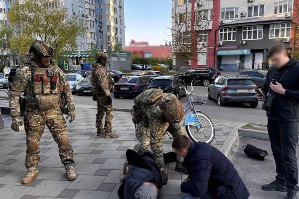 У Києві викрили схему легалізації іноземців: понад 100 осіб