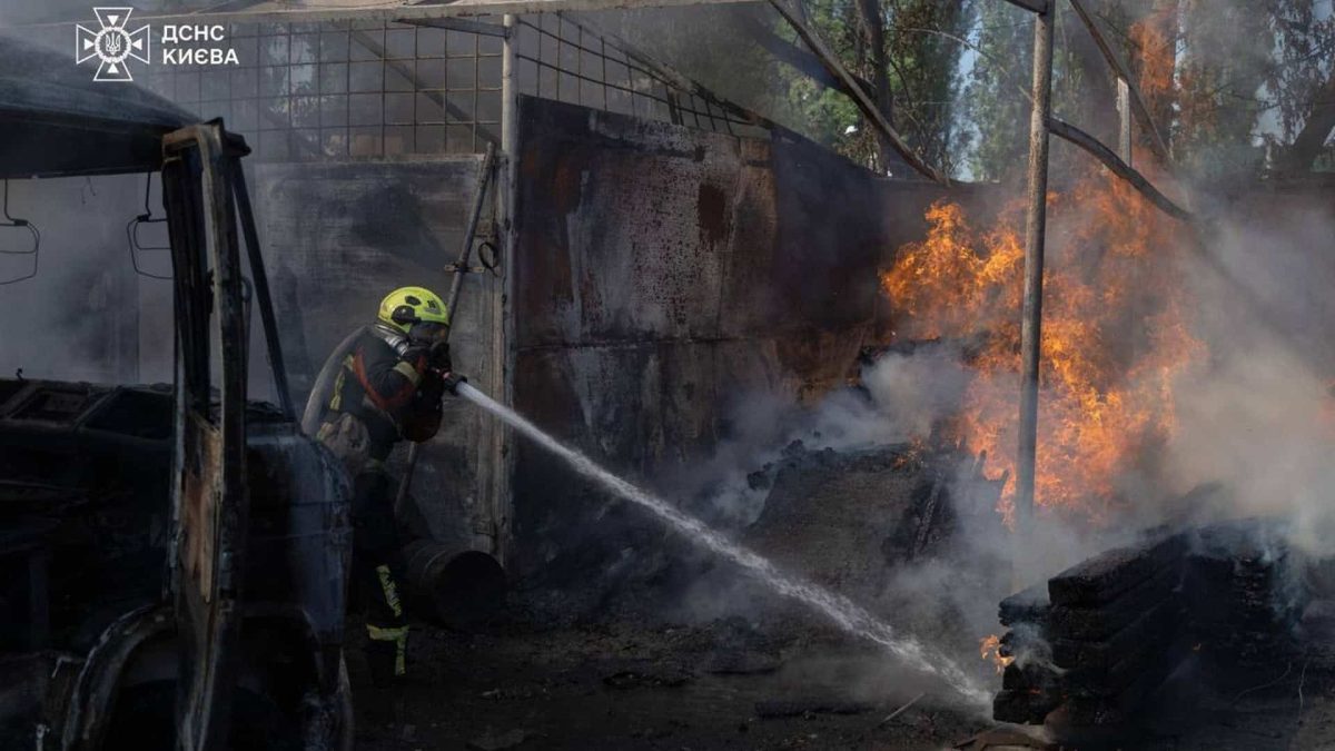 Пожежа у Києві: склад на Хоткевича горів 19 хвилин