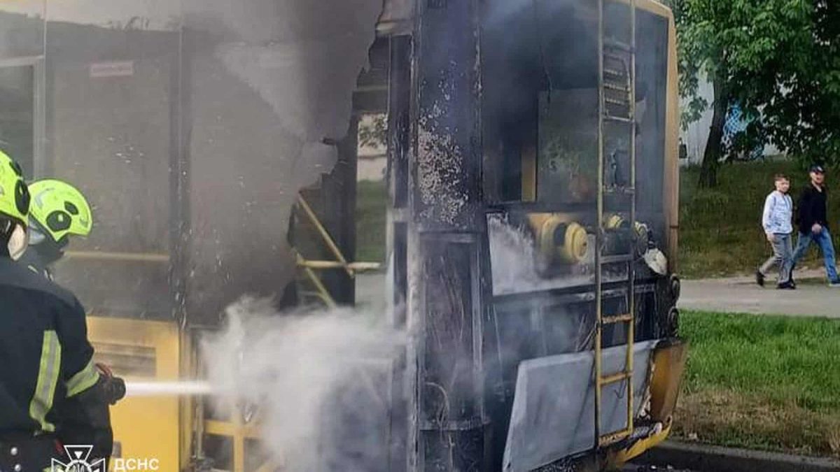 Пожежа в тролейбусі на Подолі: рятувальники оперативно ліквідували вогонь