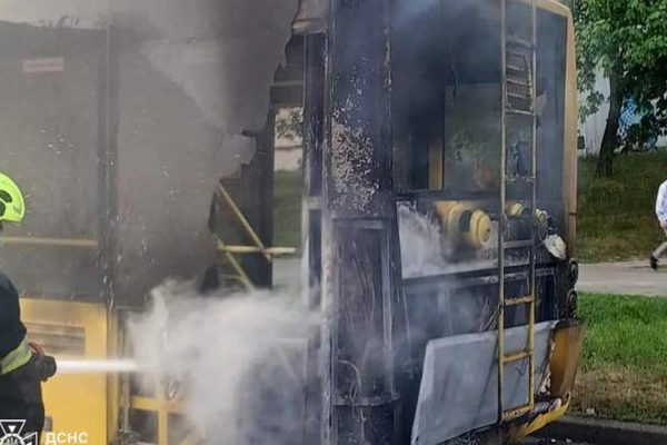 Пожежа в тролейбусі на Подолі: рятувальники оперативно ліквідували вогонь