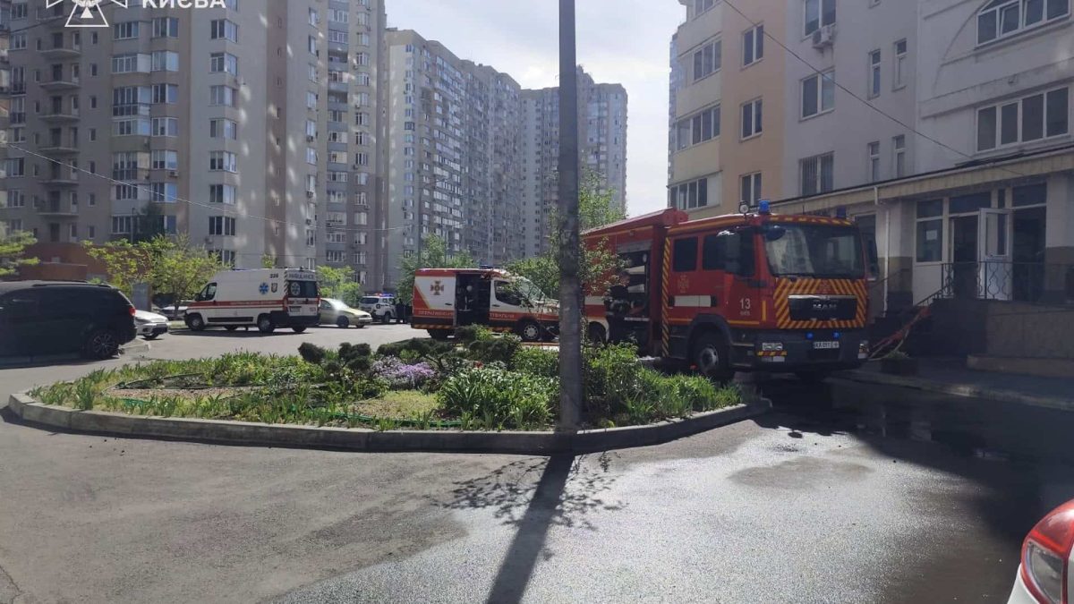 Пожежа у Києві: двох людей вивели з 19-го поверху