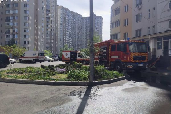 Пожежа у Києві: двох людей вивели з 19-го поверху