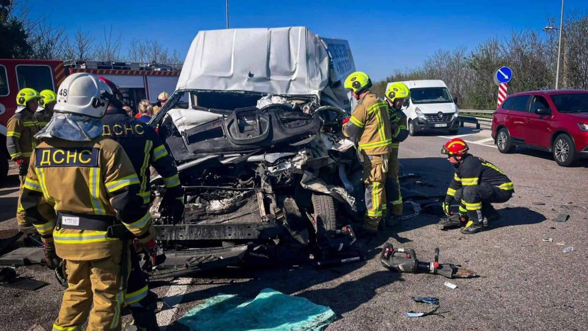 ДТП на трасі Київ-Одеса: рятувальники врятували двох людей