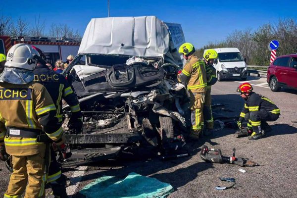 ДТП на трасі Київ-Одеса: рятувальники врятували двох людей