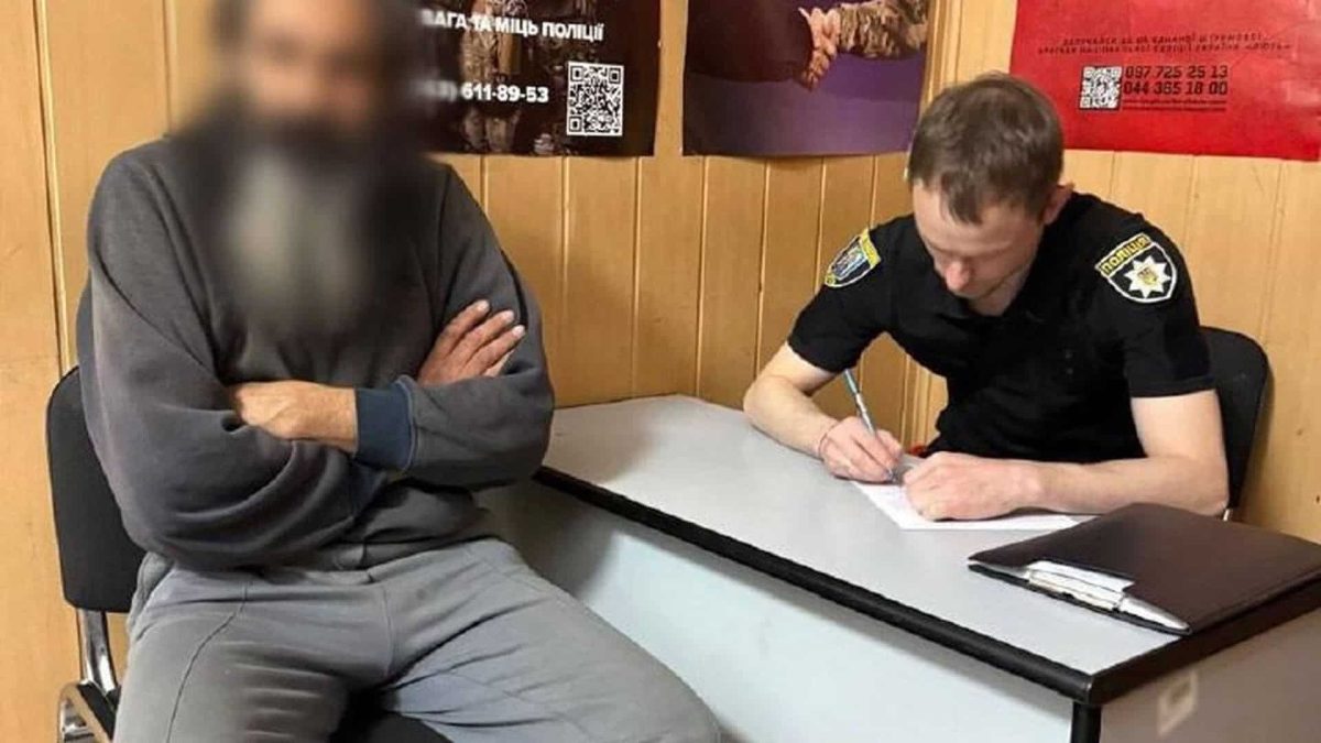 Голий чоловік прогулювався Хрещатиком: поліція склала протокол