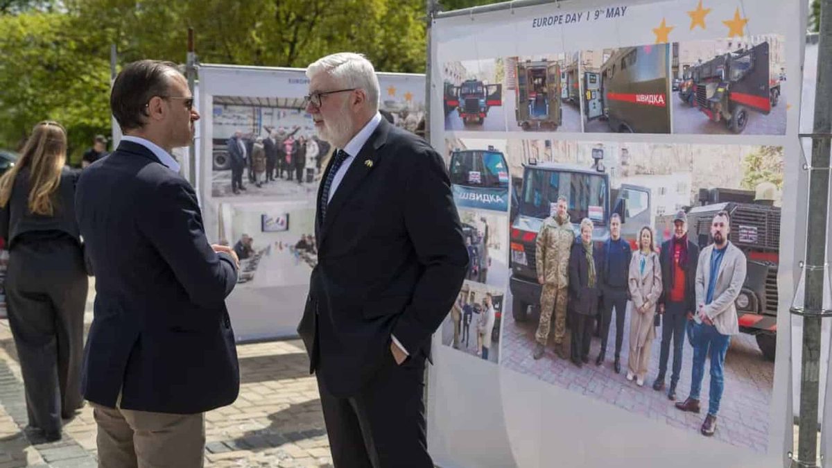 Київ святкує День Європи: фотовиставка на Михайлівській площі