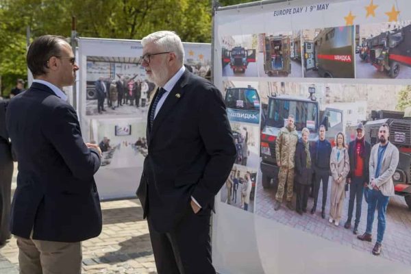 Київ святкує День Європи: фотовиставка на Михайлівській площі