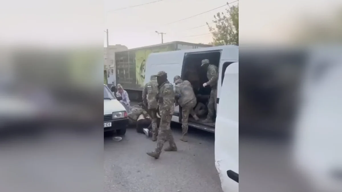 Напад у Дніпрі: перехожі закидали каміннями групу оповіщення ТЦК